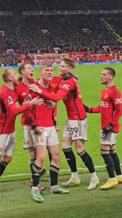 Rasmus Højlund comemorando com seus companheiros
